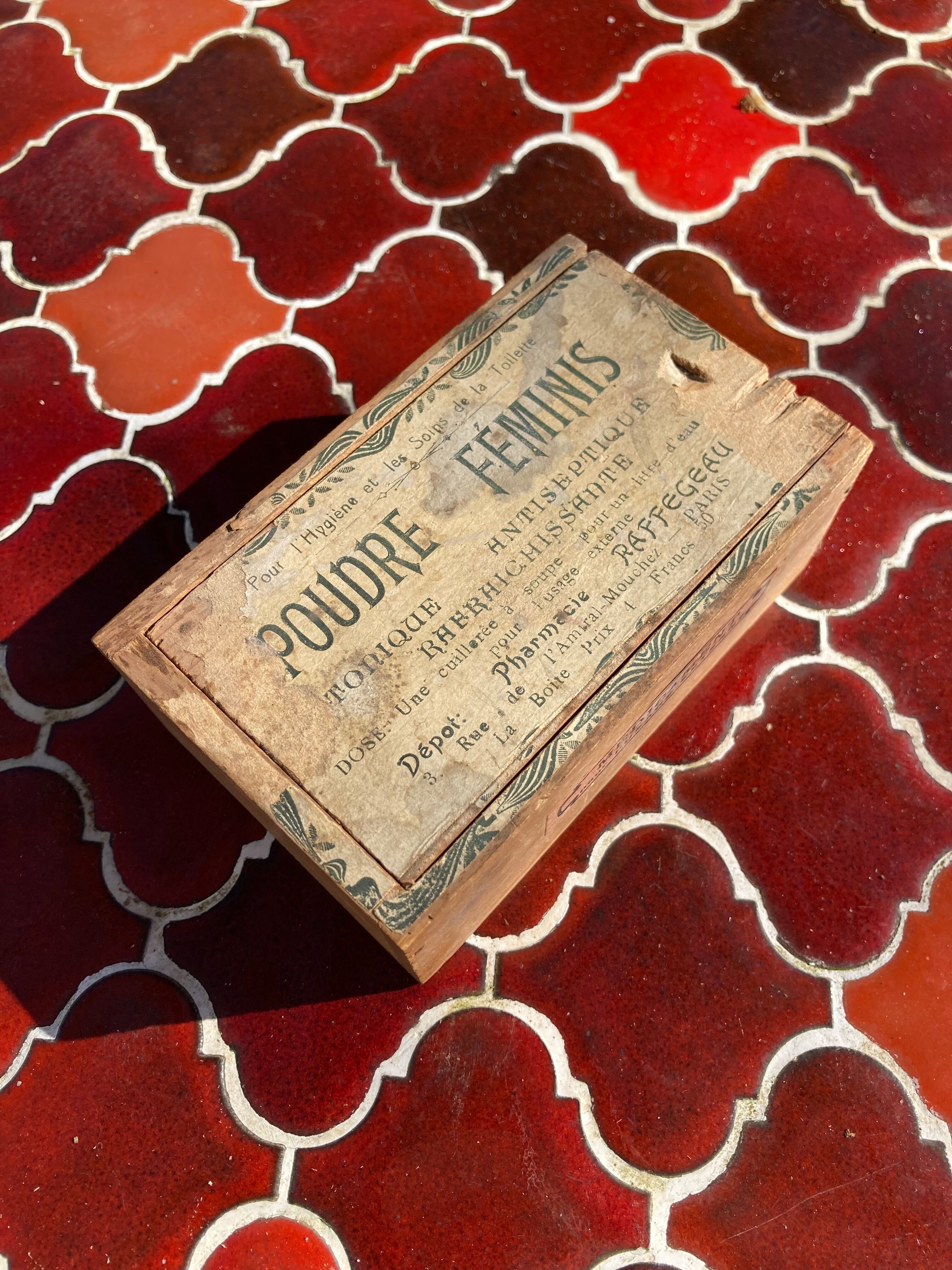 Wooden box Feminis Powder