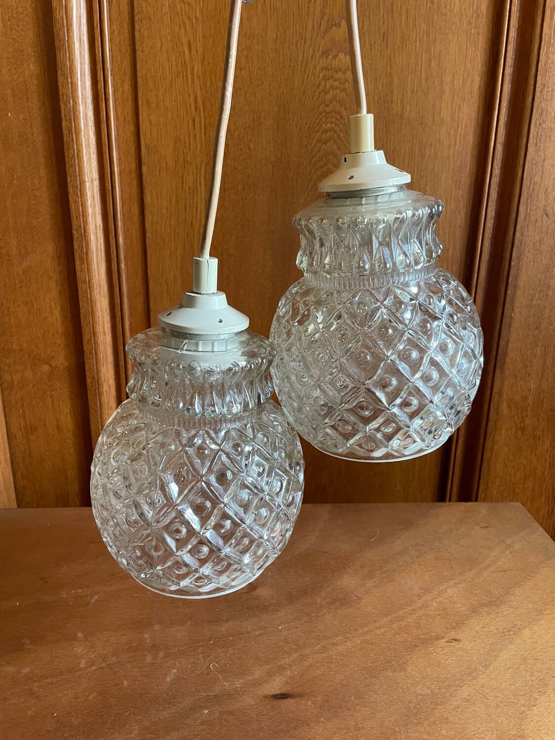 2 baladeuses suspensions en verre moulé vintage