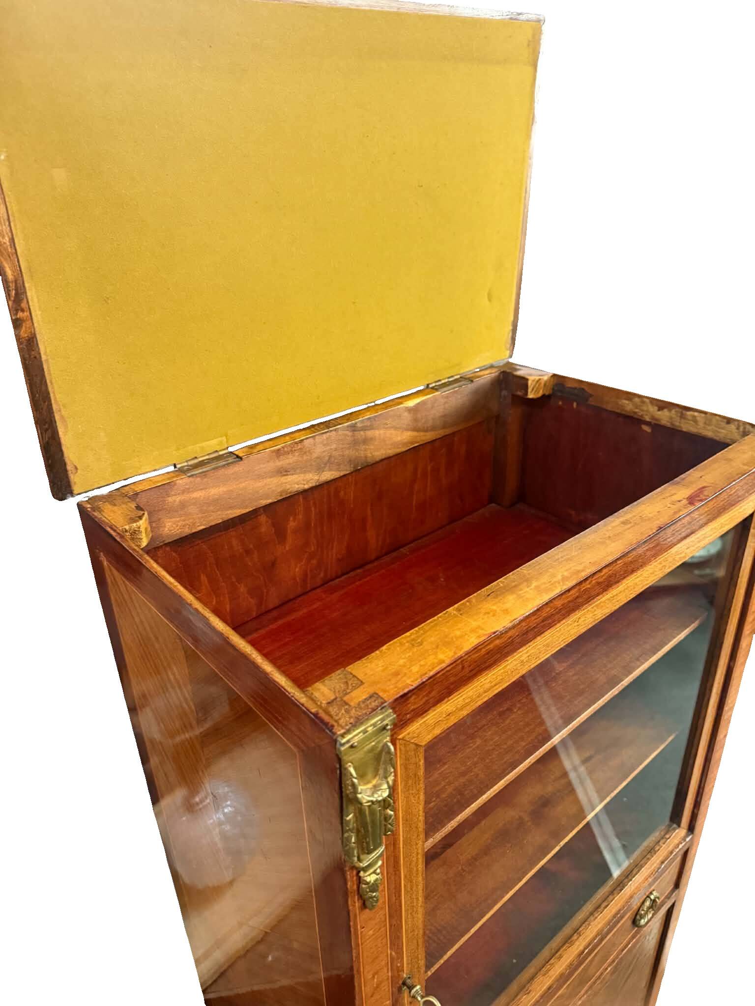 Vitrine Louis XVI marqueté