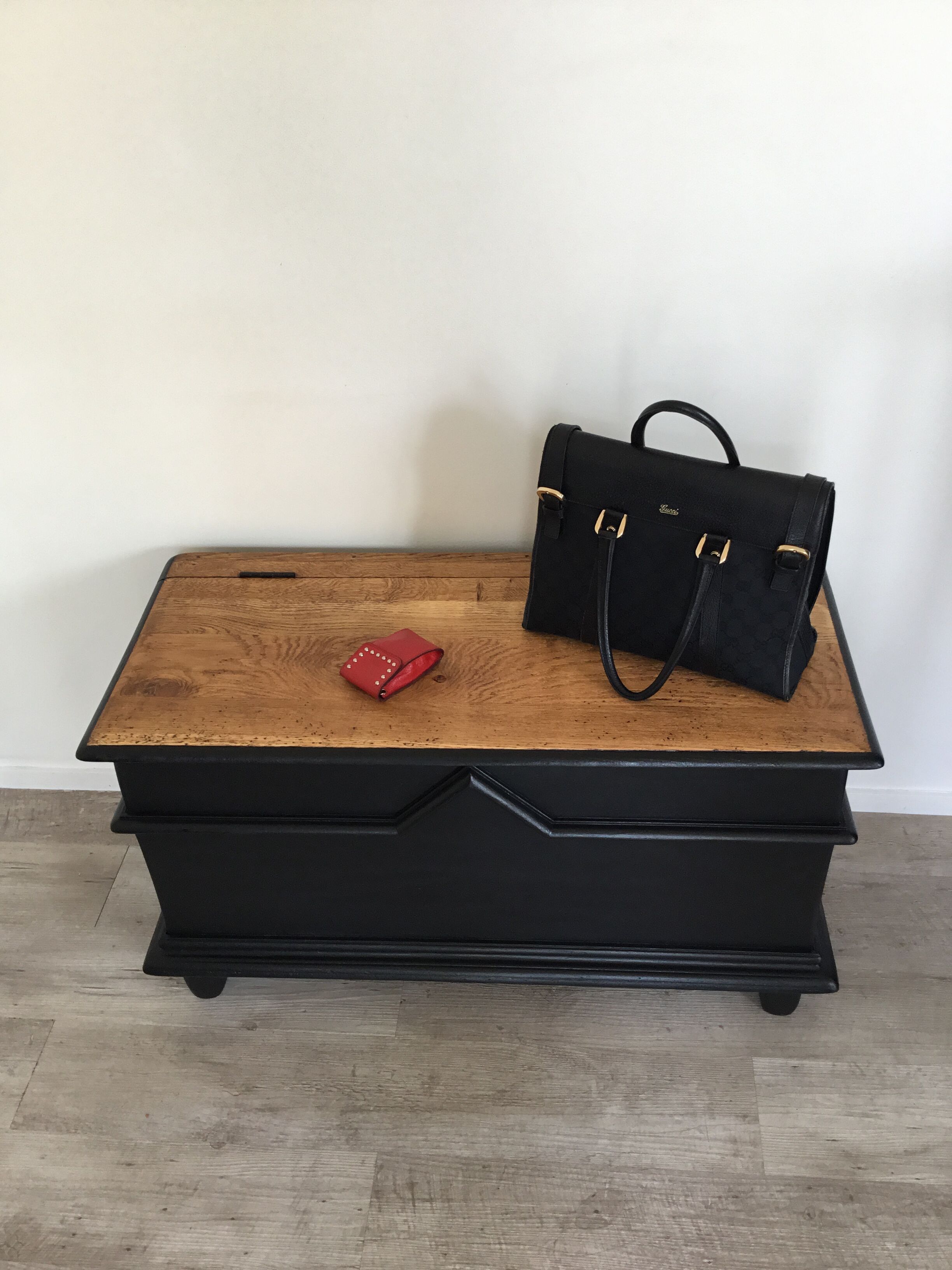 Chest in oak