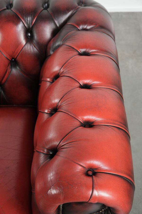 Canapé chesterfield 2,5/3 places en cuir de vachette rouge.