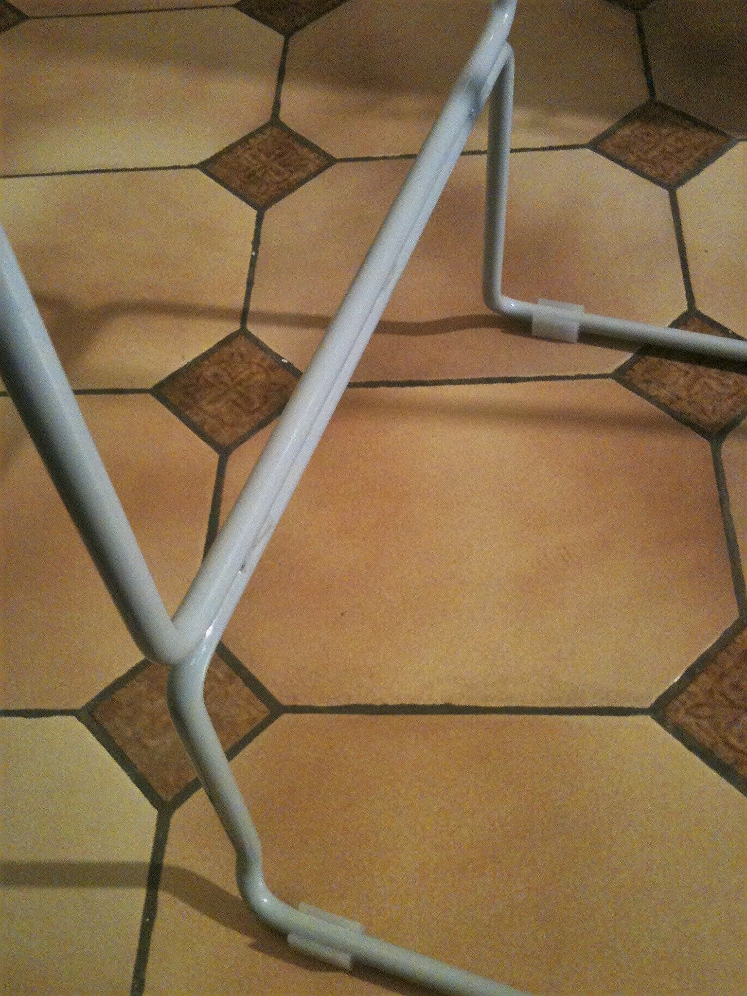 Tabouret minimaliste en acier