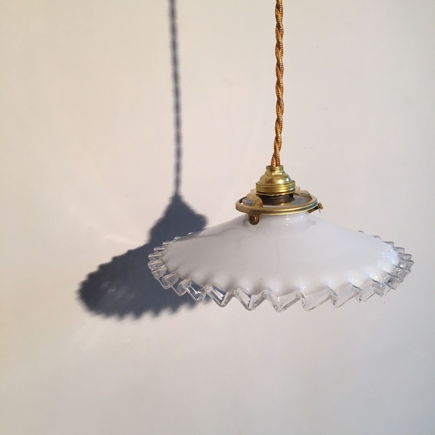 Pair of white opaline hanging with transparent serrated edges