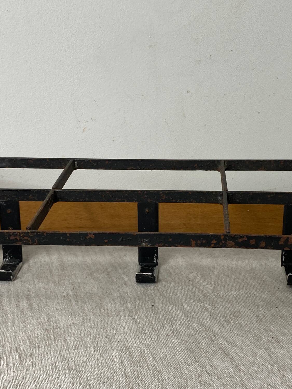 Wall-mounted coat rack with 5 wood and iron hooks