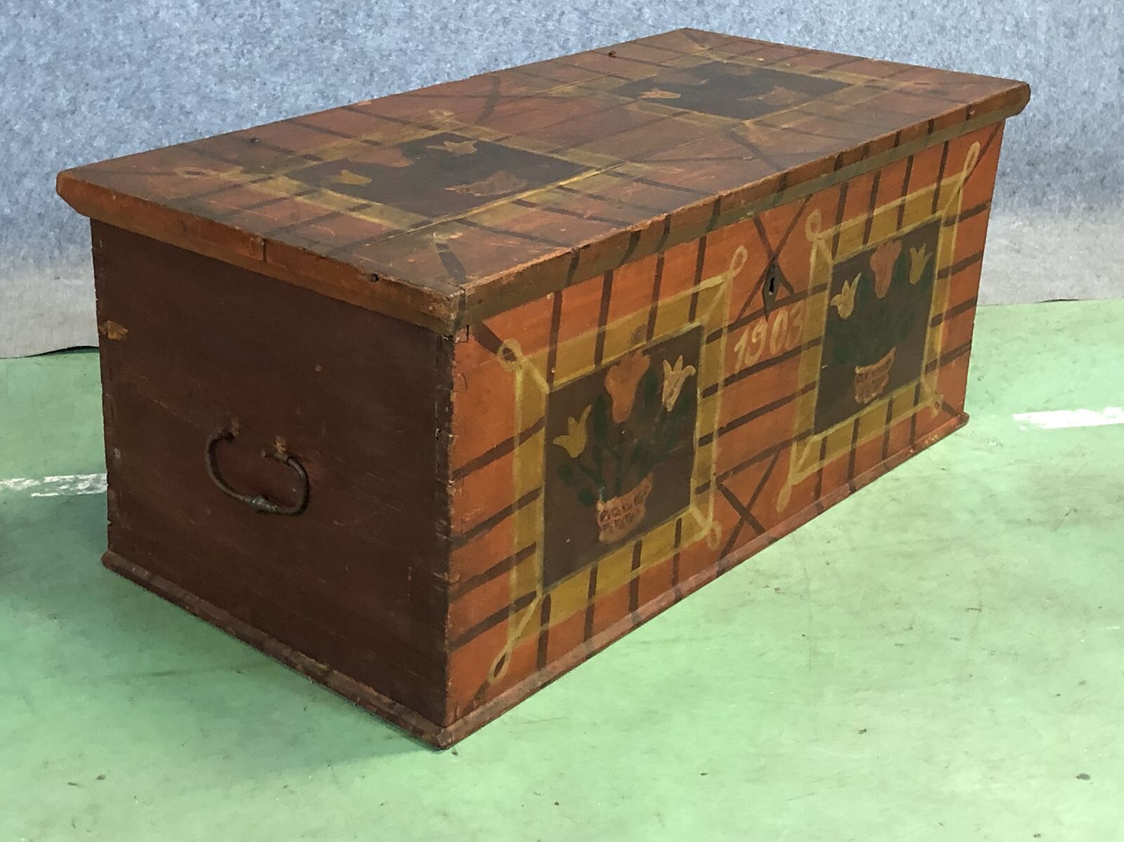 Fir chest with original painting-early twentieth