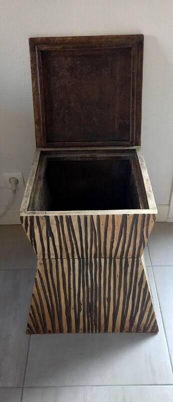 Tabouret coffre en teck naturel brun et noir.