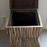 Tabouret coffre en teck naturel brun et noir.