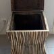 Tabouret coffre en teck naturel brun et noir.