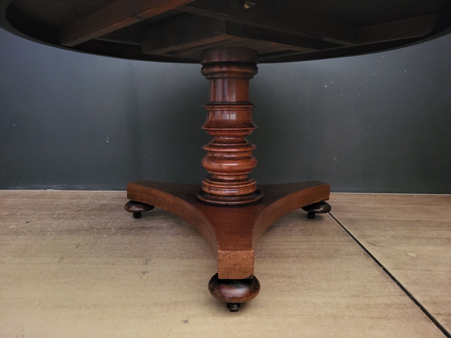 Round table Louis Philippe style in solid wood