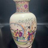 Vase orné de motifs asiatiques