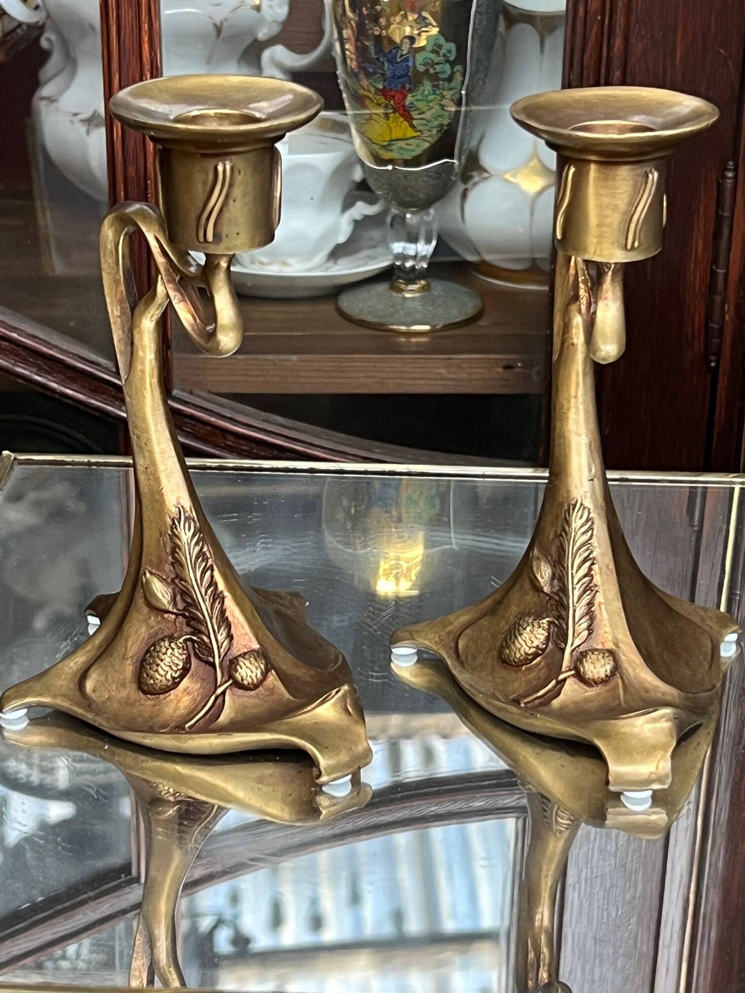 Paire de bougeoirs de style Art Nouveau. Bronze massif.