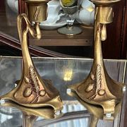 Paire de bougeoirs de style Art Nouveau. Bronze massif.