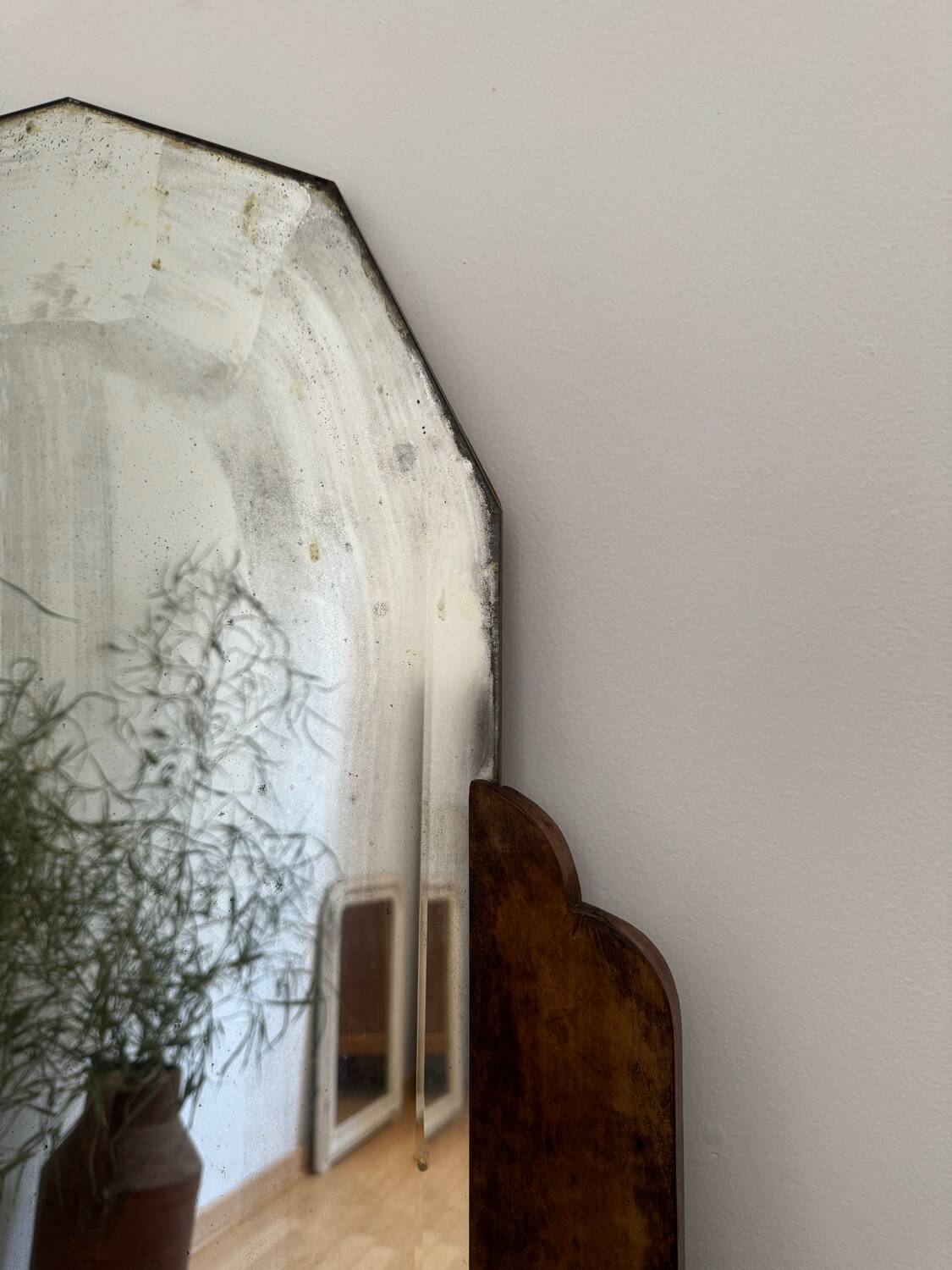 Grand miroir biseauté art déco en noyer