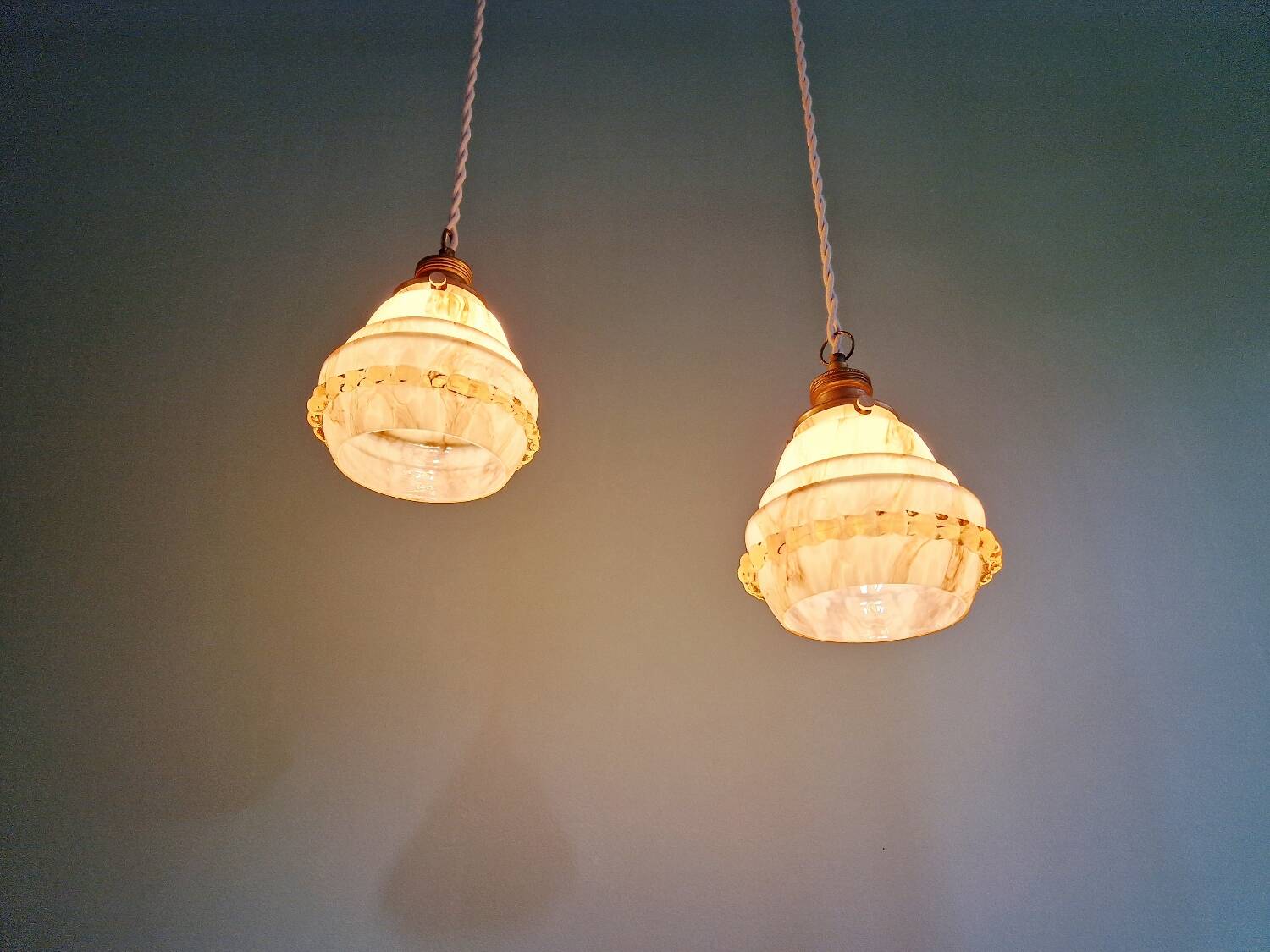 Duo de suspensions Art Déco en opaline et ouraline, 1920-30