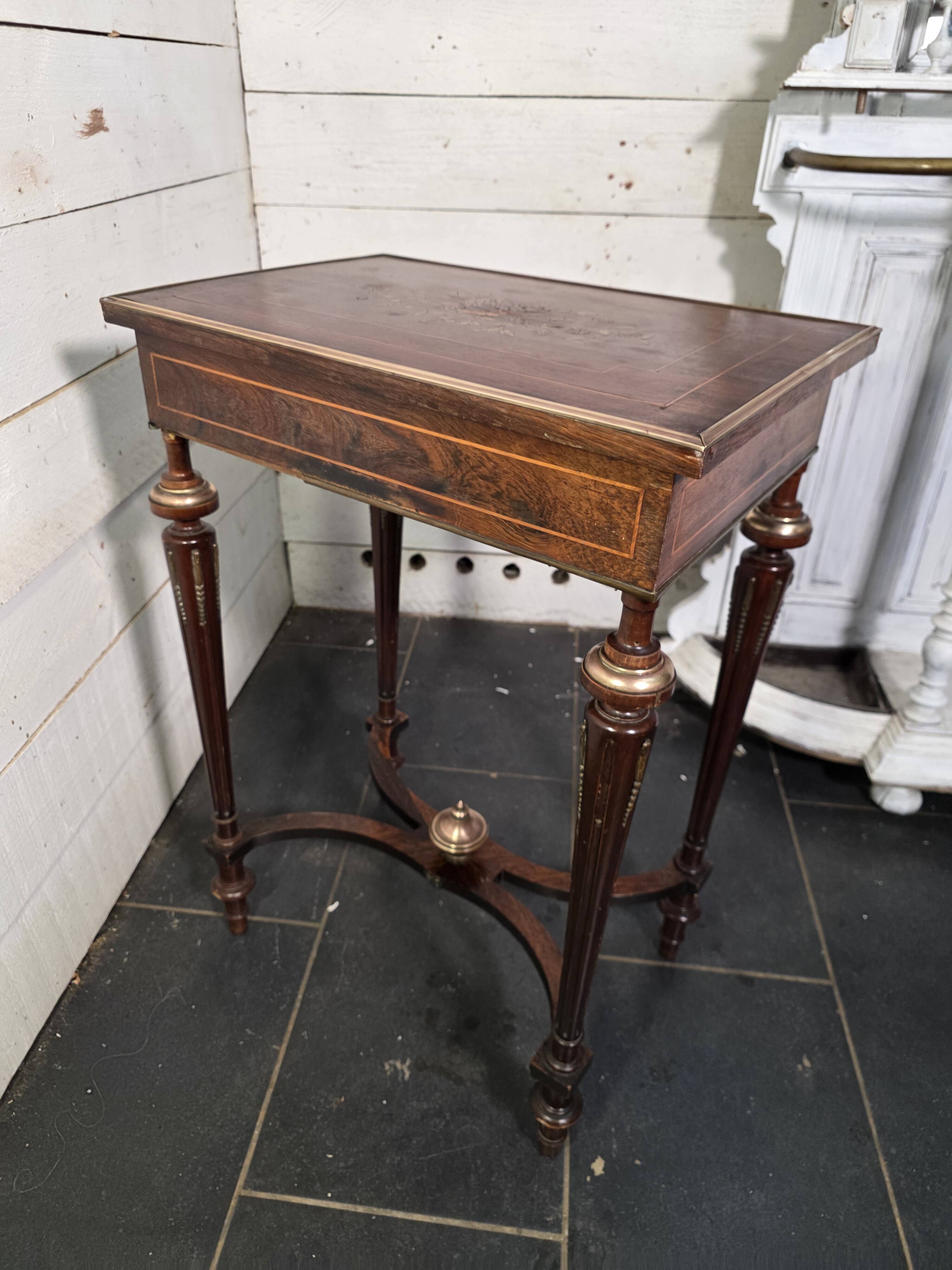 Napoleon III hairdresser in walnut and brass marquetry from the 19th century.