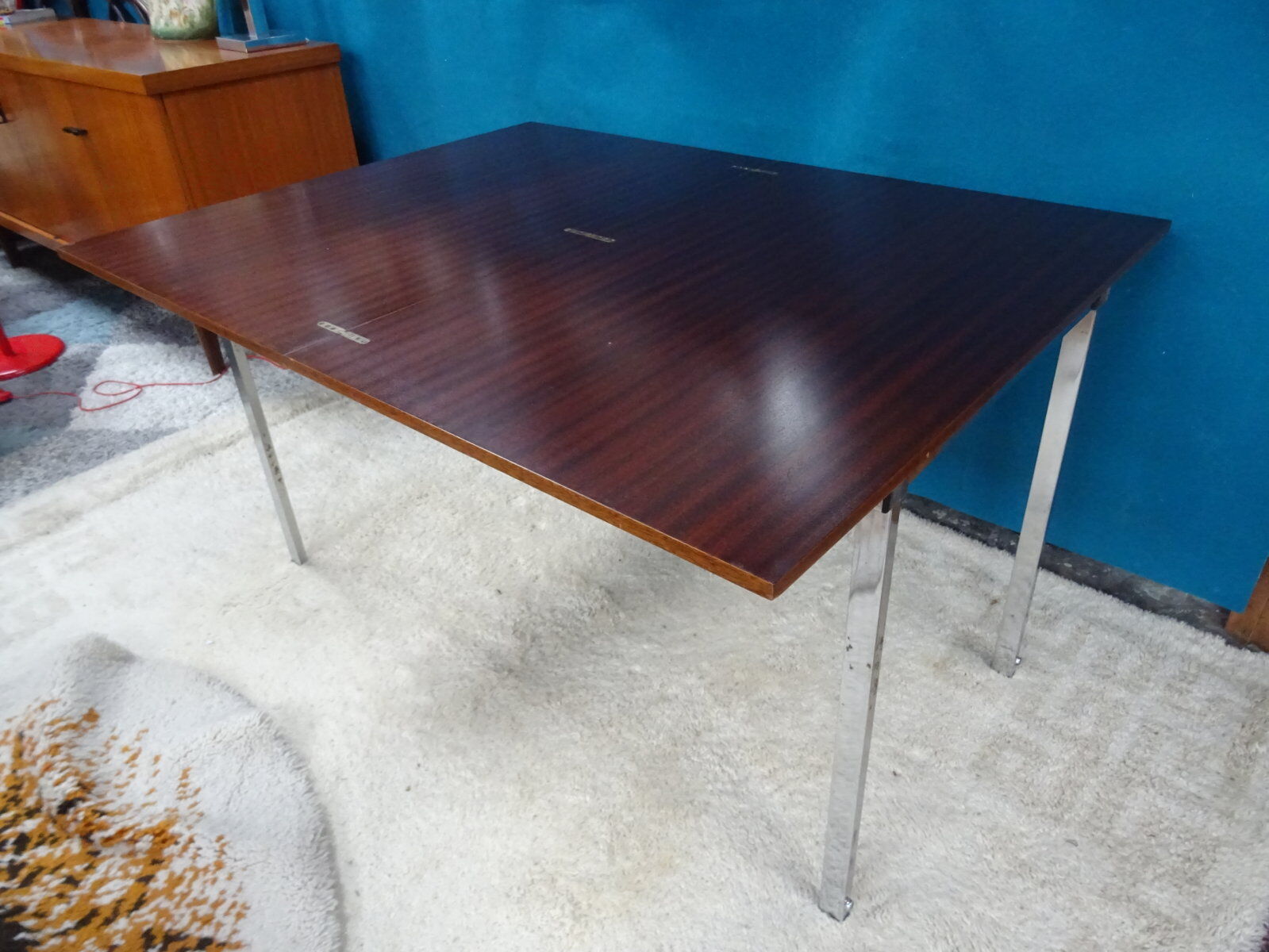 Extendable rise and fall table