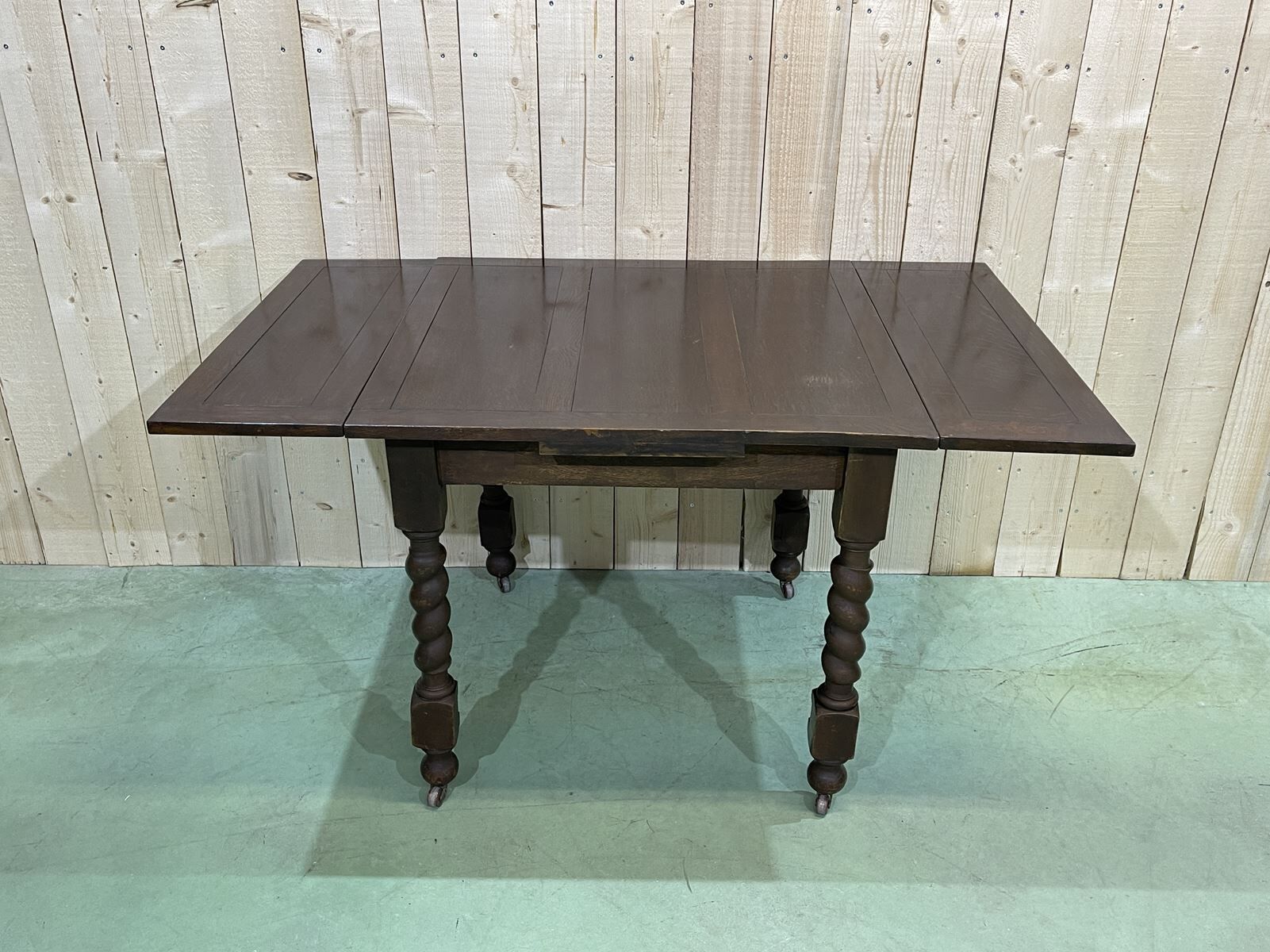 English oak table from the 1930s with 2 extensions