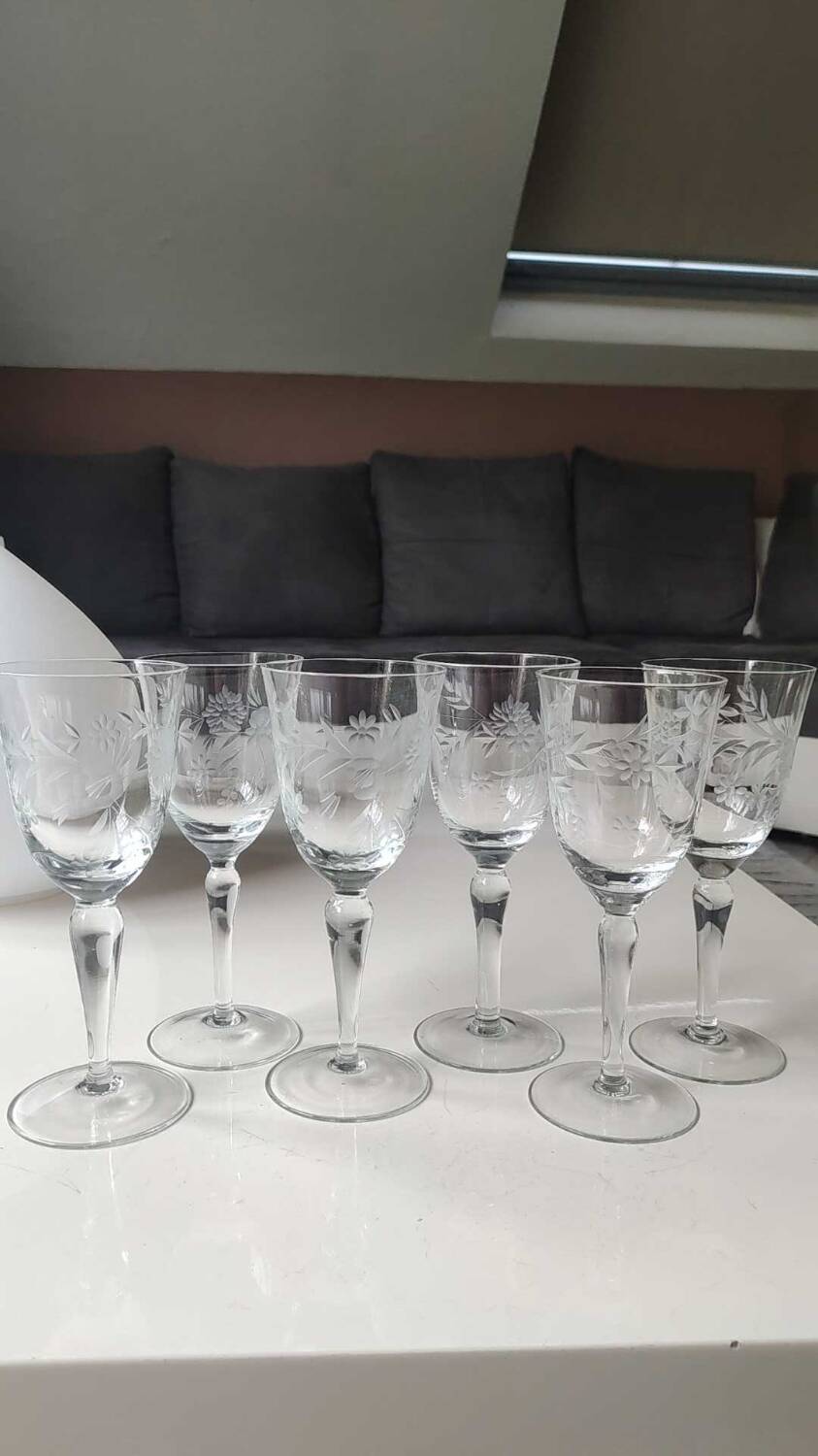Set of 6 Large stemmed wine glasses