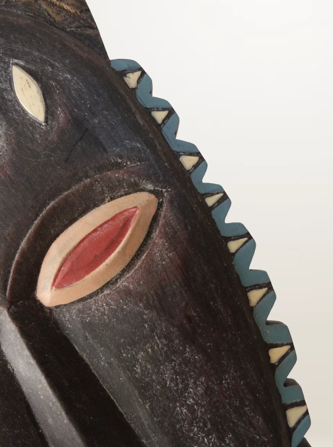 Masque mural en bois sculpté et peint