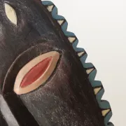 Masque mural en bois sculpté et peint