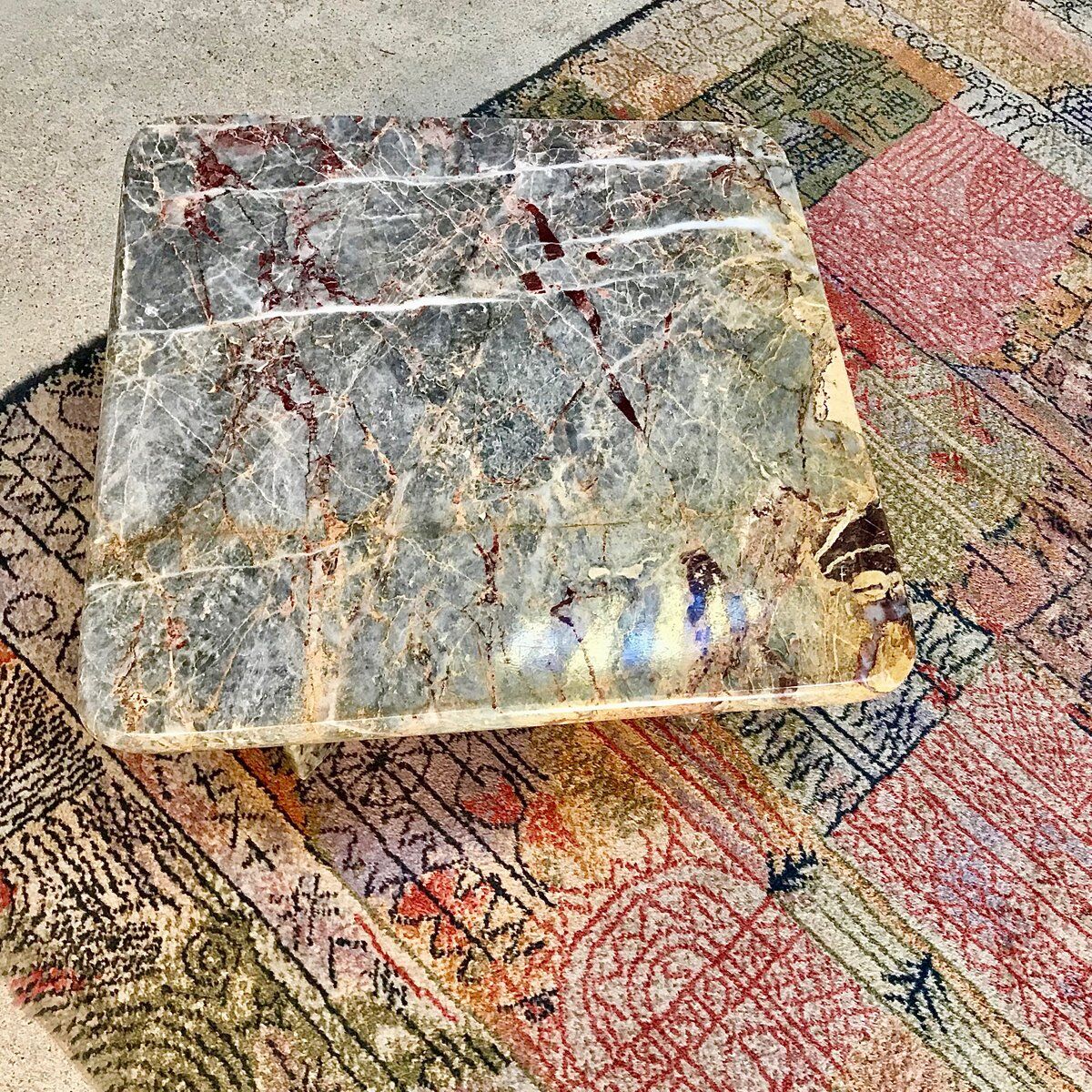 Table d'appoint ou table basse en marbre multicolore, Italie, années 1970