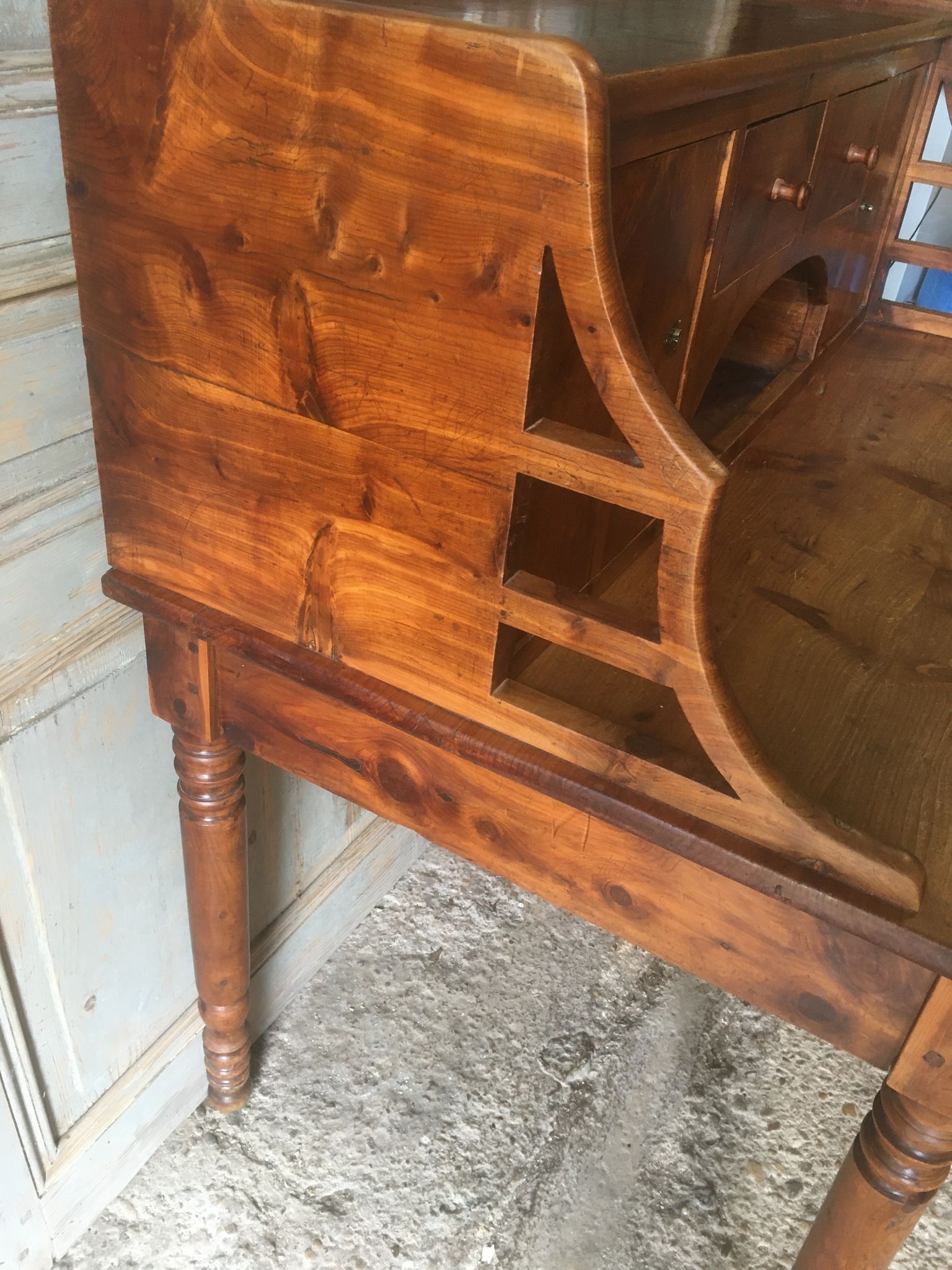 Bureau à gradins en pitchpin