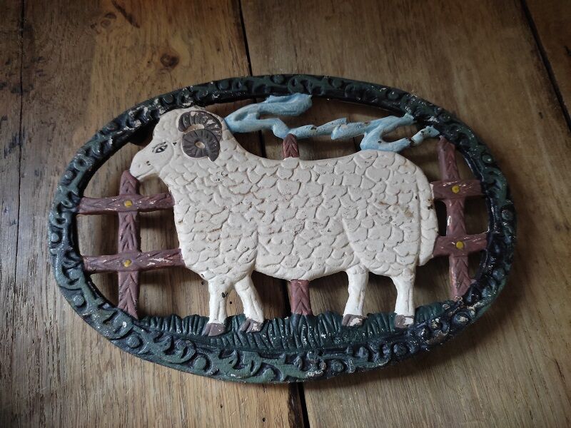 Patinated metal table mat