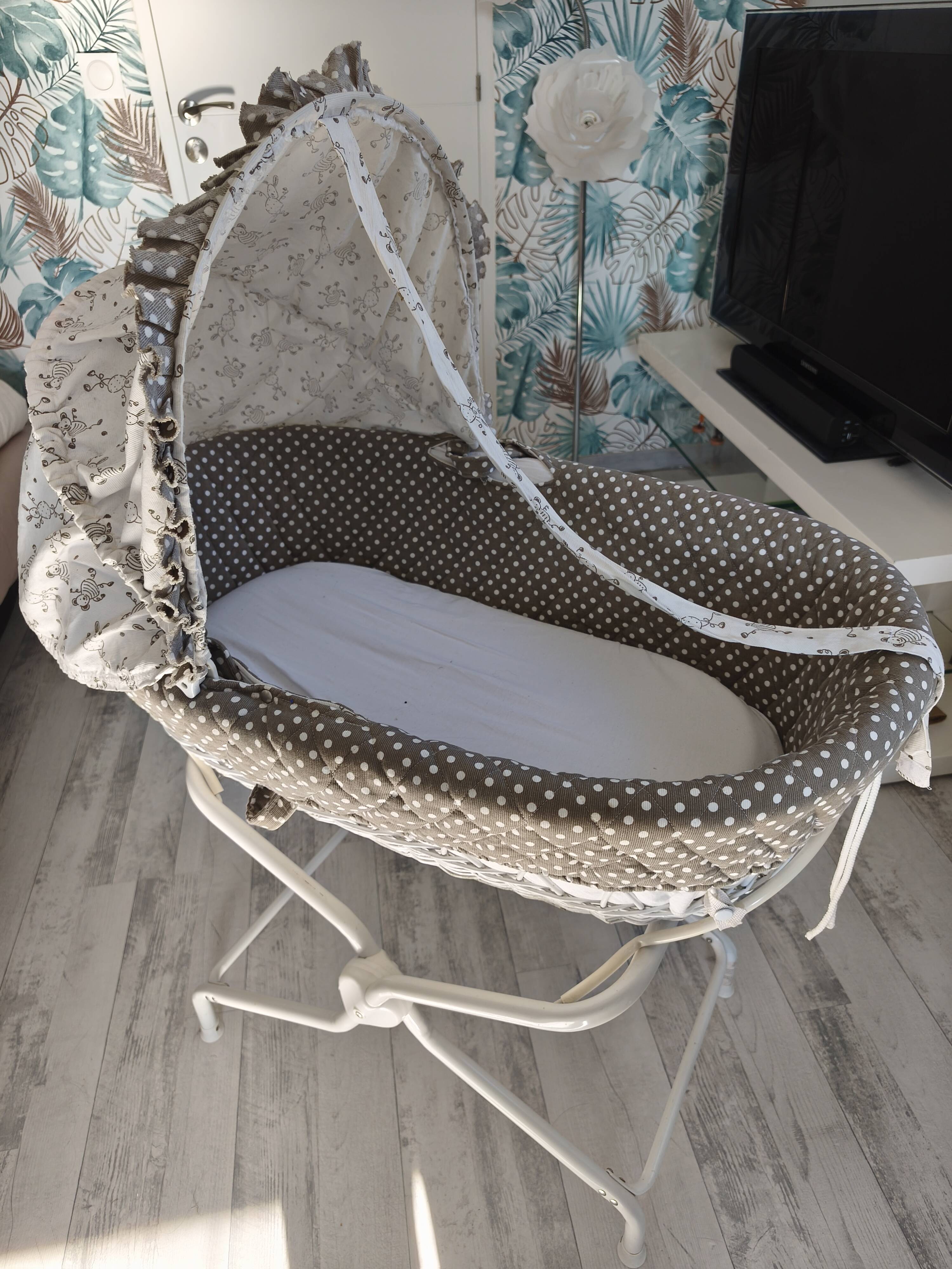 Wicker bassinet on legs