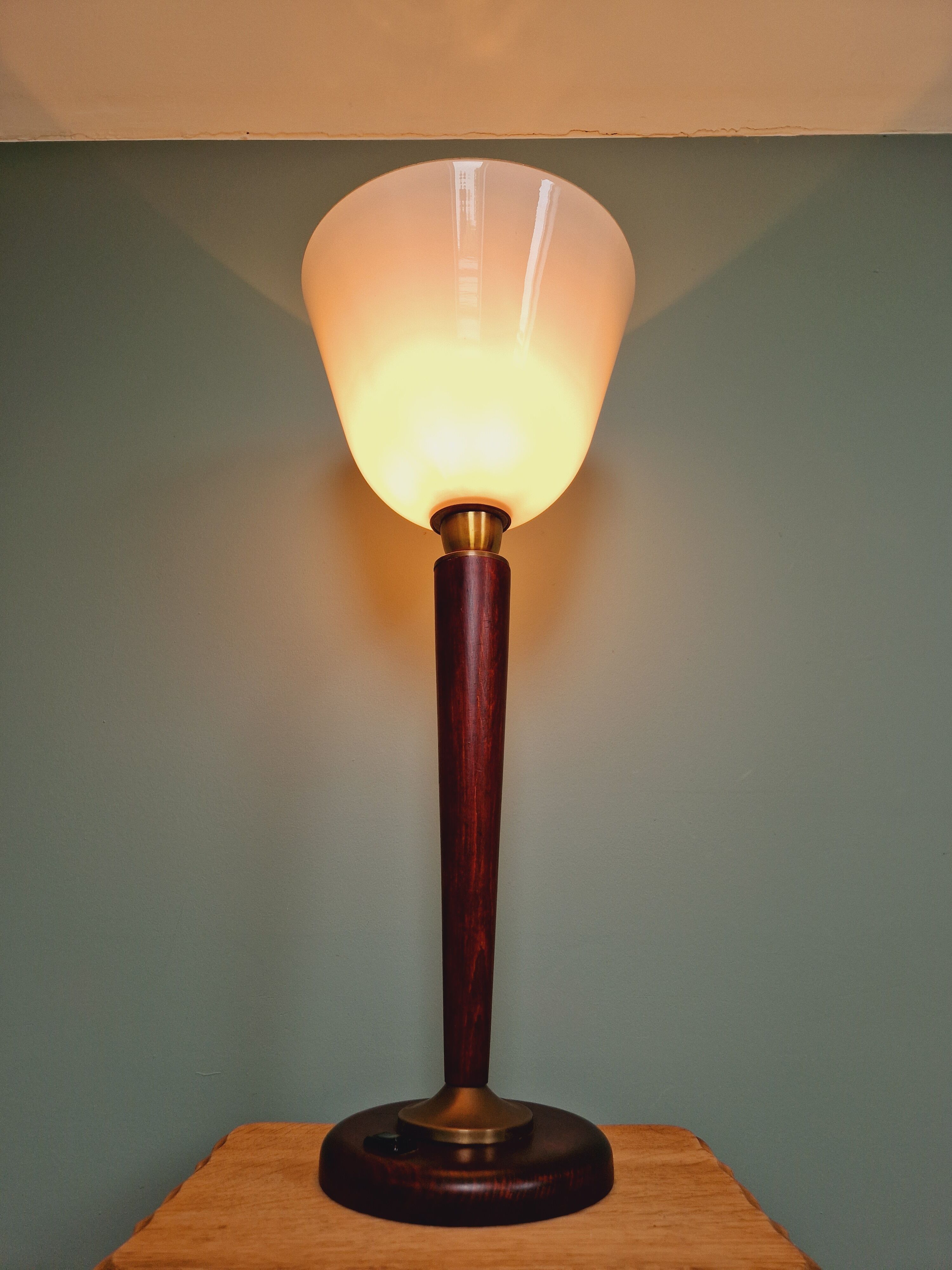 Large Art Deco lamp, in mahogany and opaline wood, 1920s-30s
