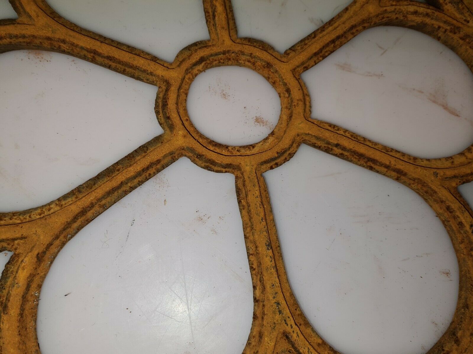 Fenêtre oeil de boeuf en forme de fleur en fonte