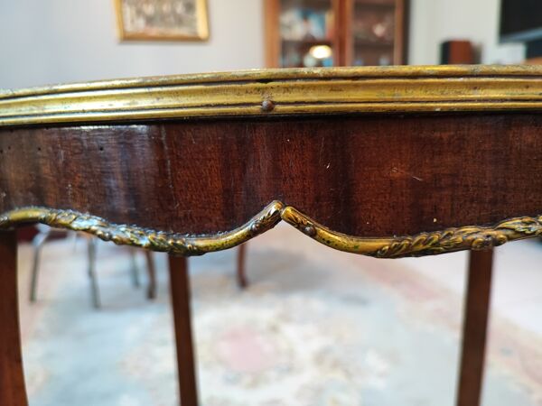 Guéridon de style transition Louis XV Louis XVI en marqueterie de noyer