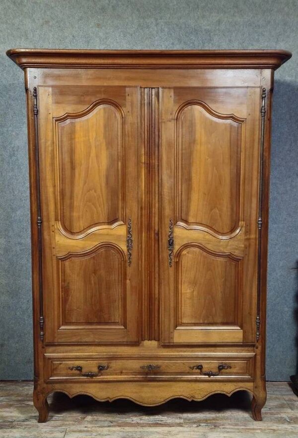 Armoire époque Louis XV en noyer massif époque XVIIIeme
