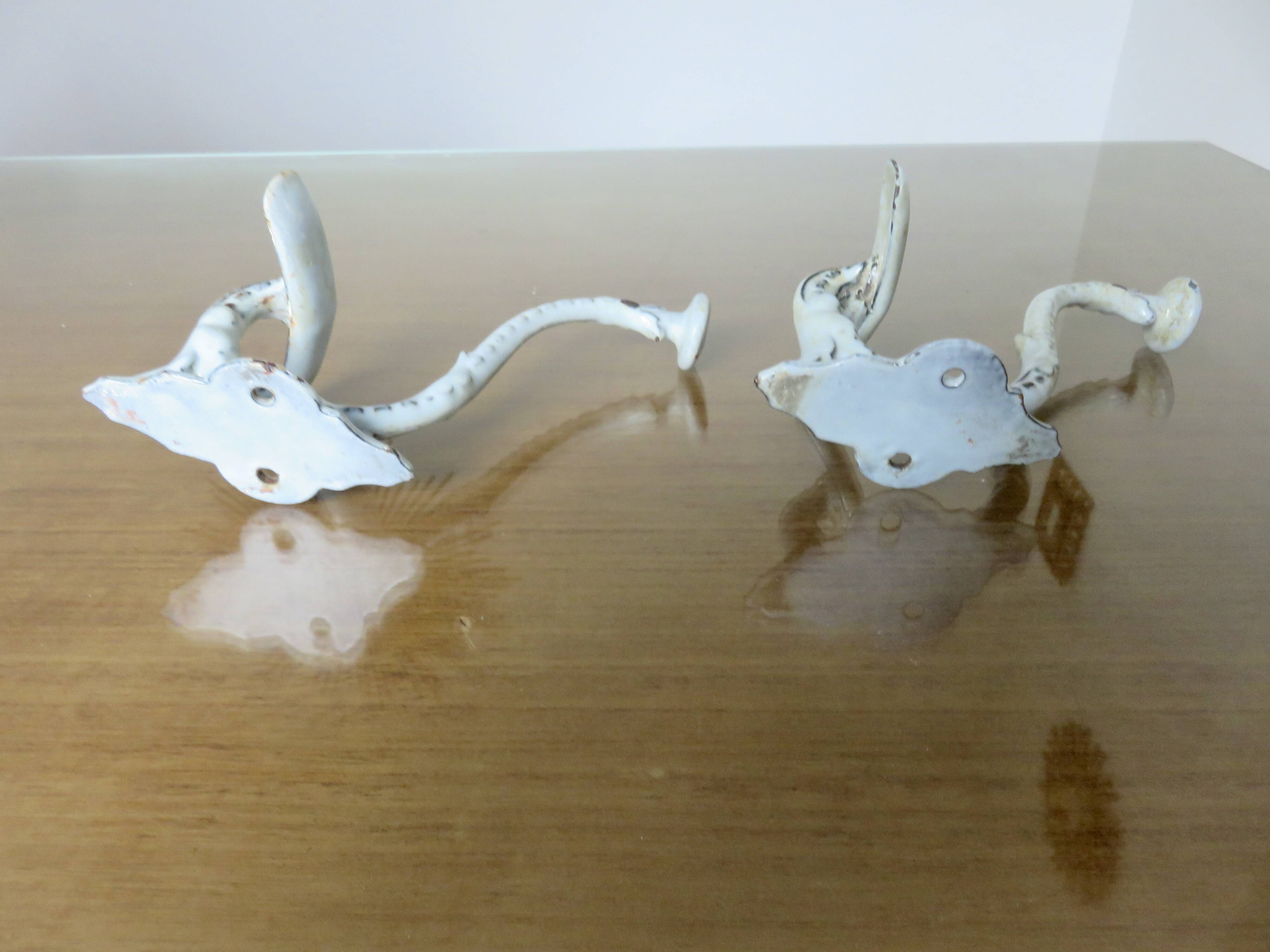 Paire de patères en fonte émaillée, 19ème