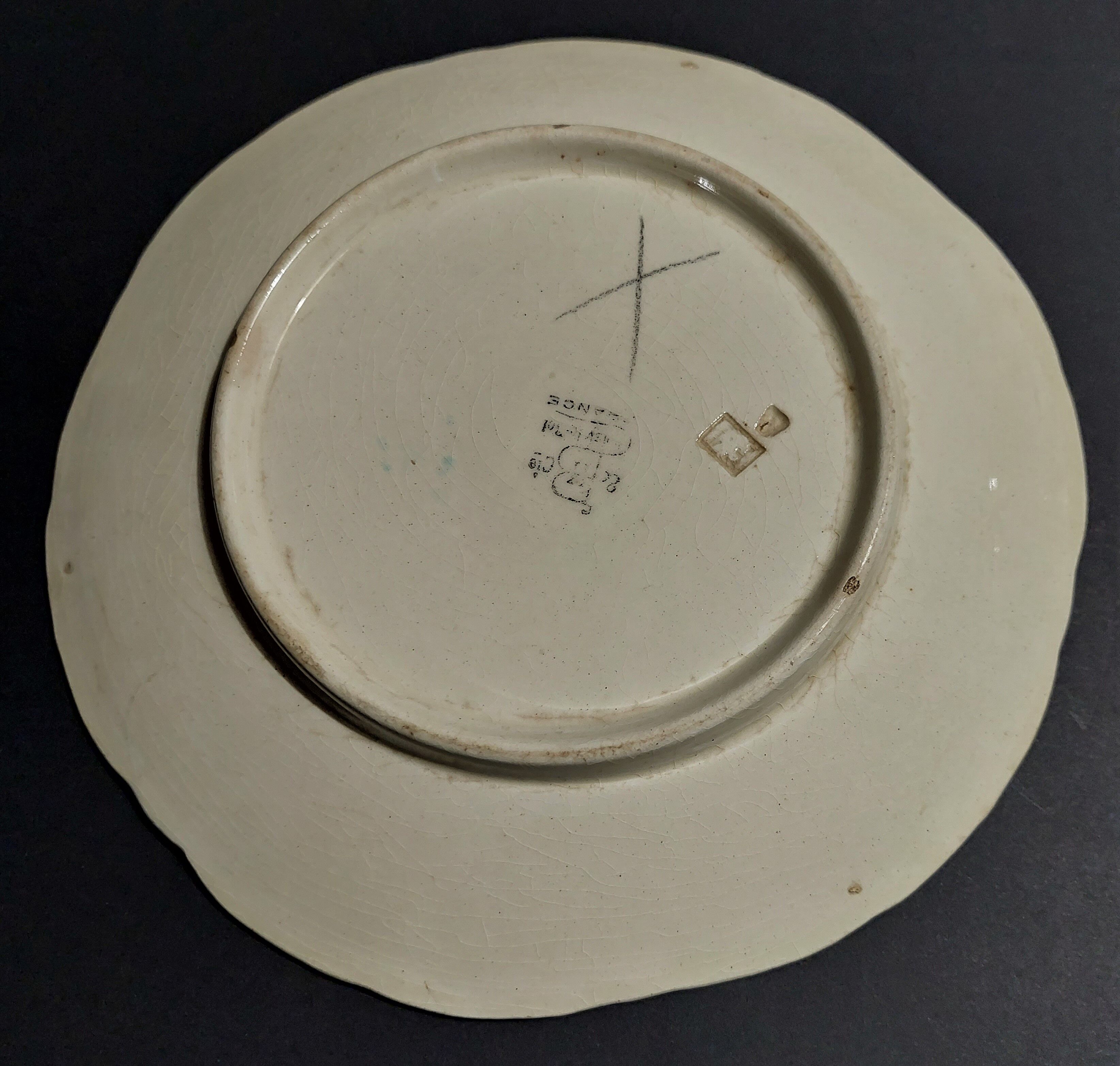 Plate in slip Choisy le Roi apples early twentieth century