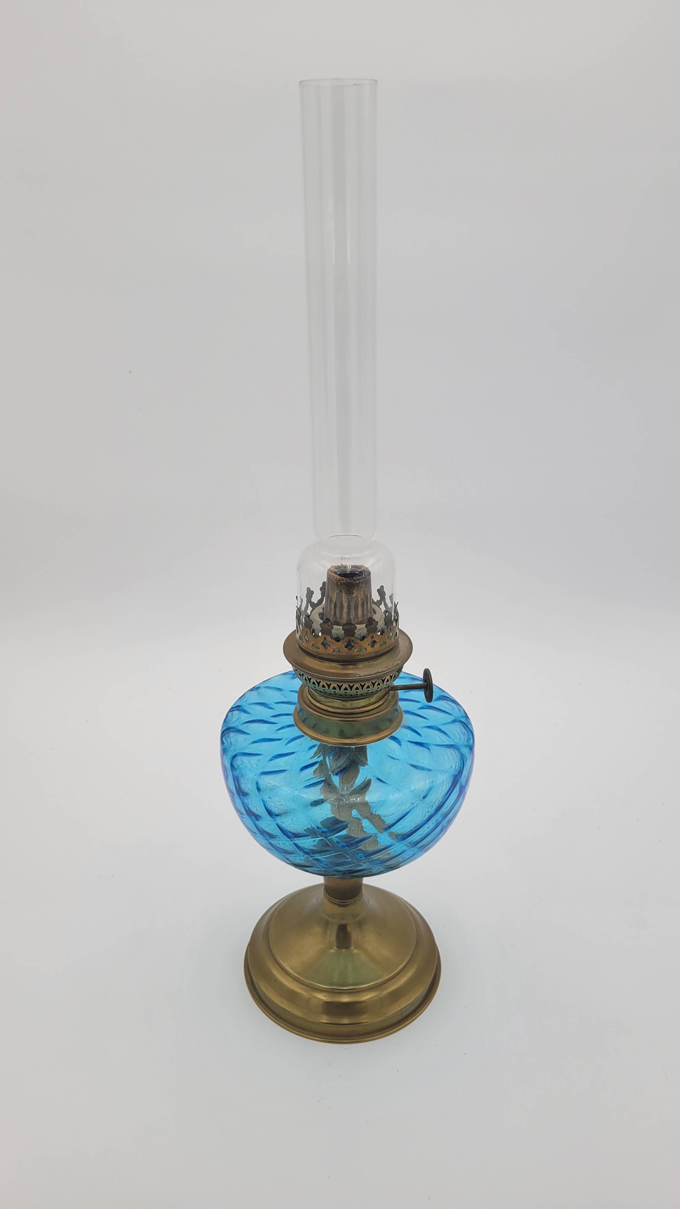 Lampe à huile en verre bleu et laiton