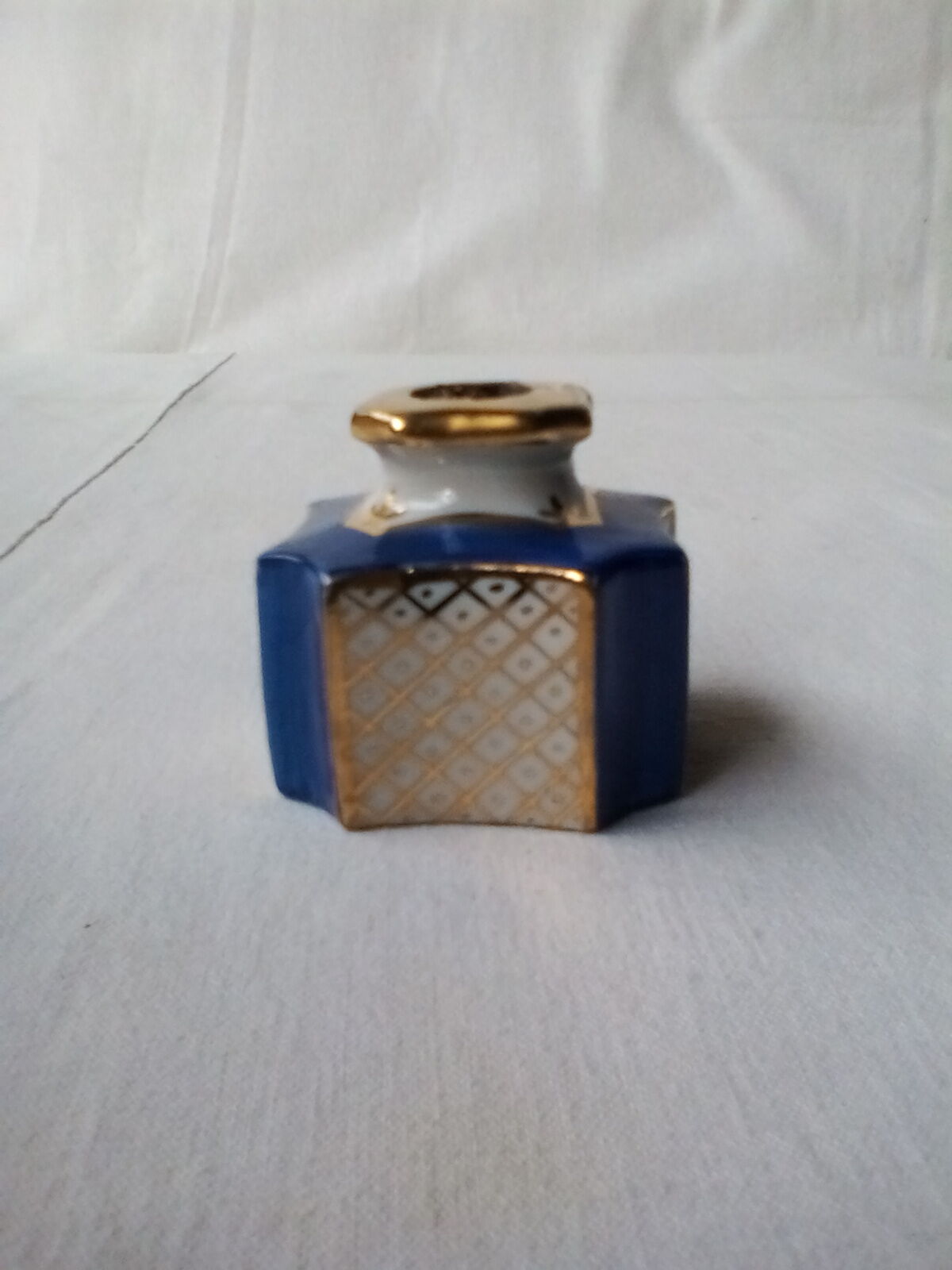 Ink in blue and white earthenware with floral decoration