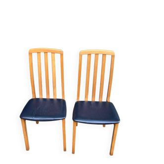 2 chaises scandinaves bois massif blond et simili cuir bleu 1970