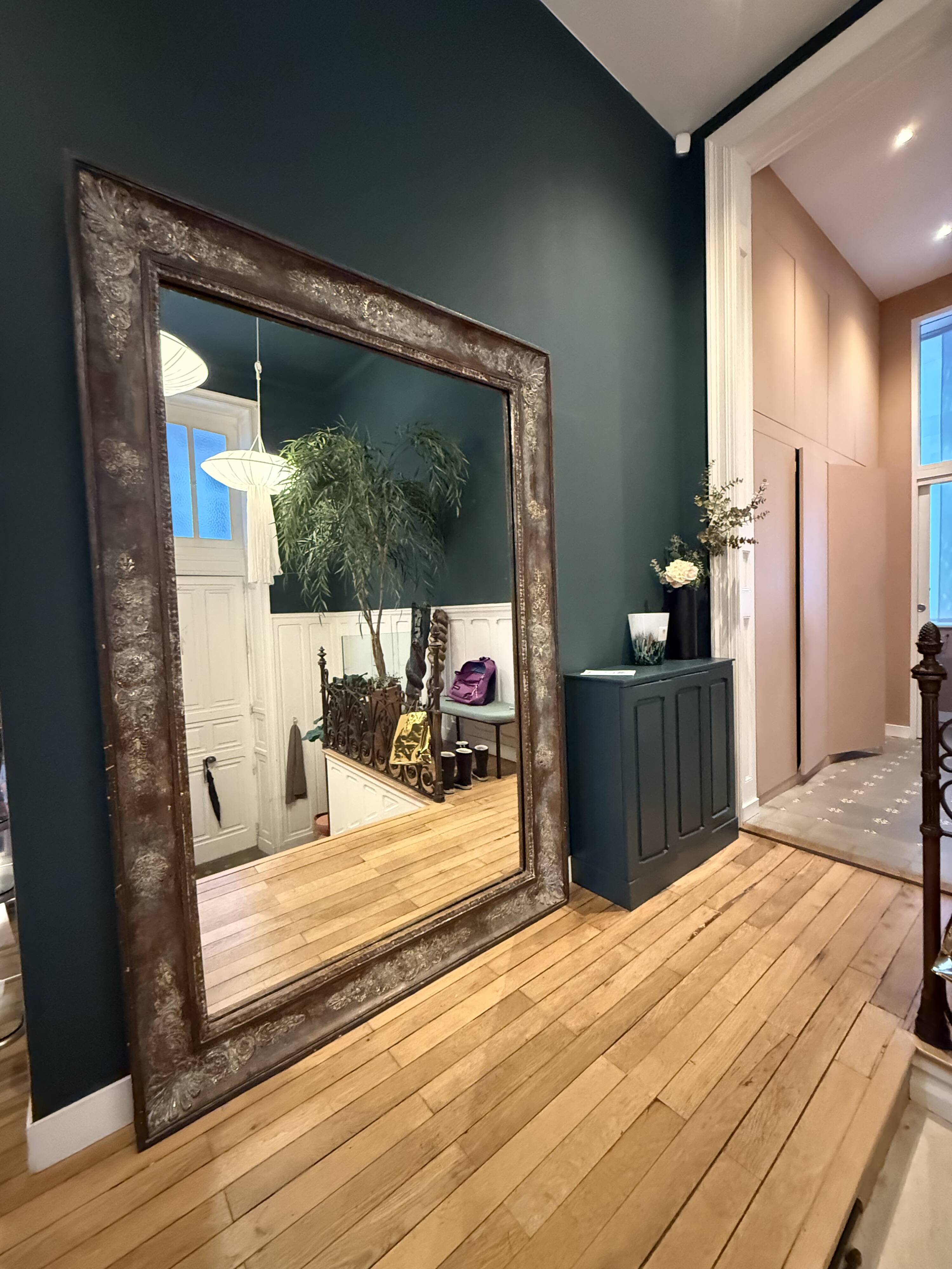 Very large mirror with a vintage effect.