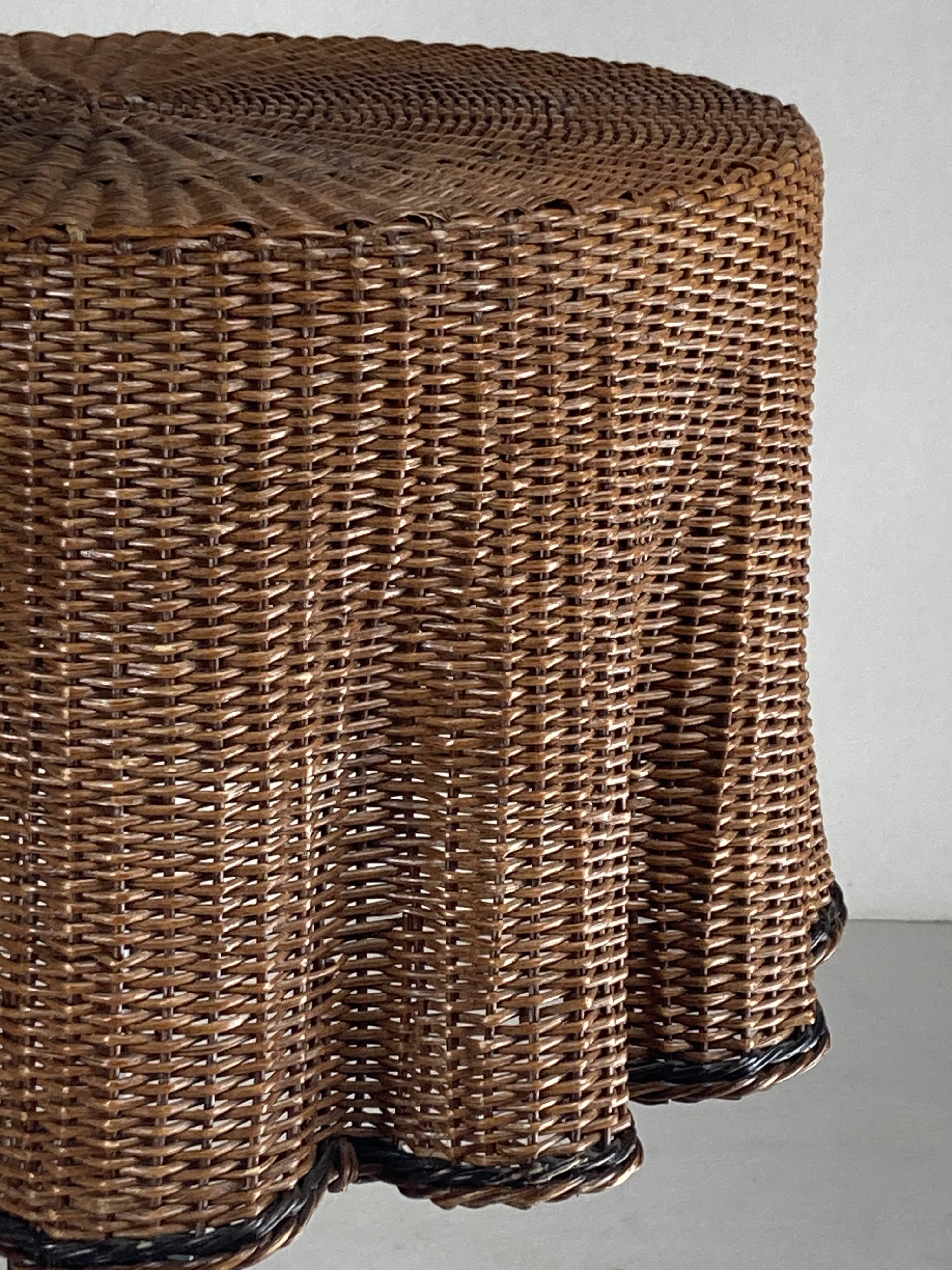 Table d'appoint ondulée en trompe-l'oeil en osier et rotin, 1960