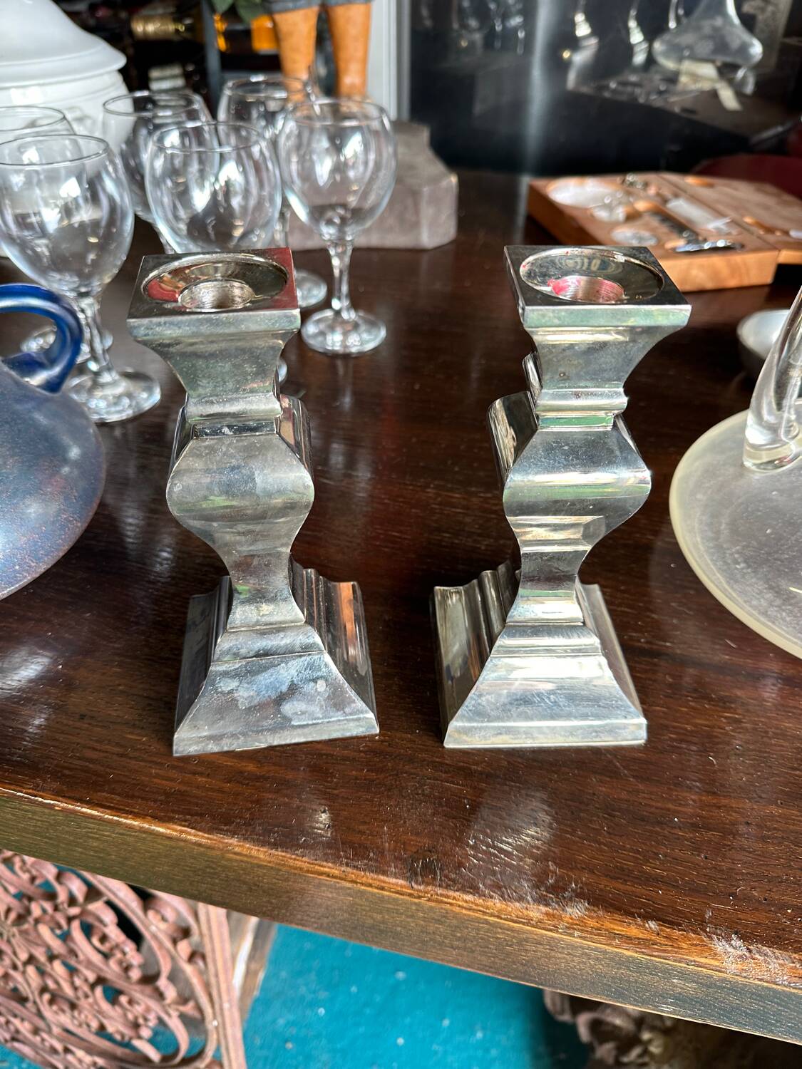 Paire de bougeoirs en métal argenté