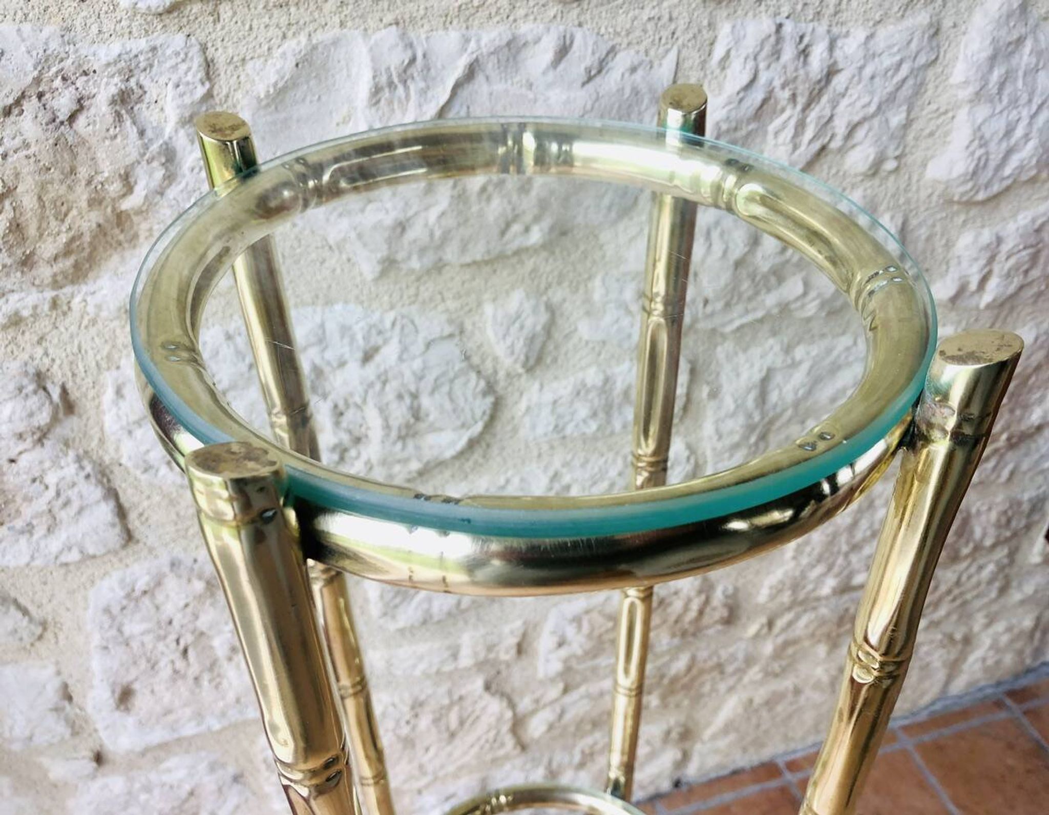 Vintage faux bamboo pedestal table in brass with 2 glass shelves