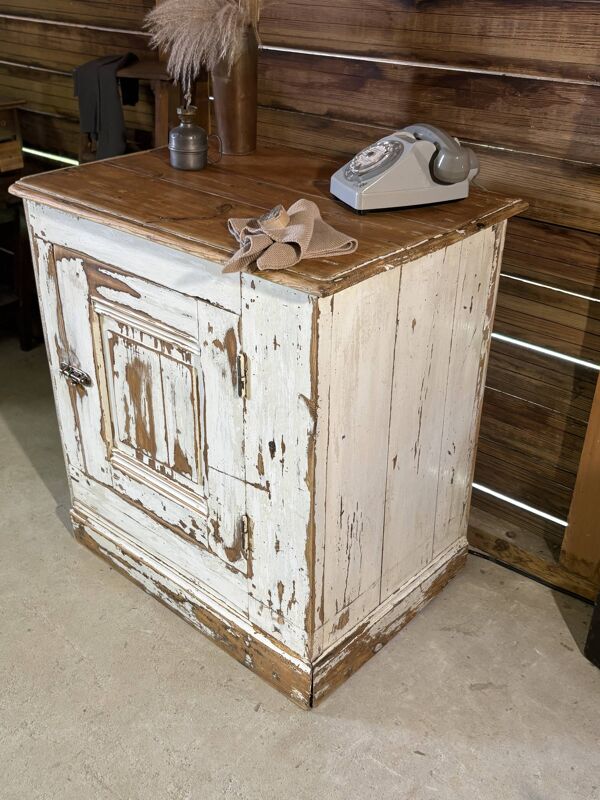Buffet ancien patiné – esprit campagne chic – Patine blanche effet chaulé
