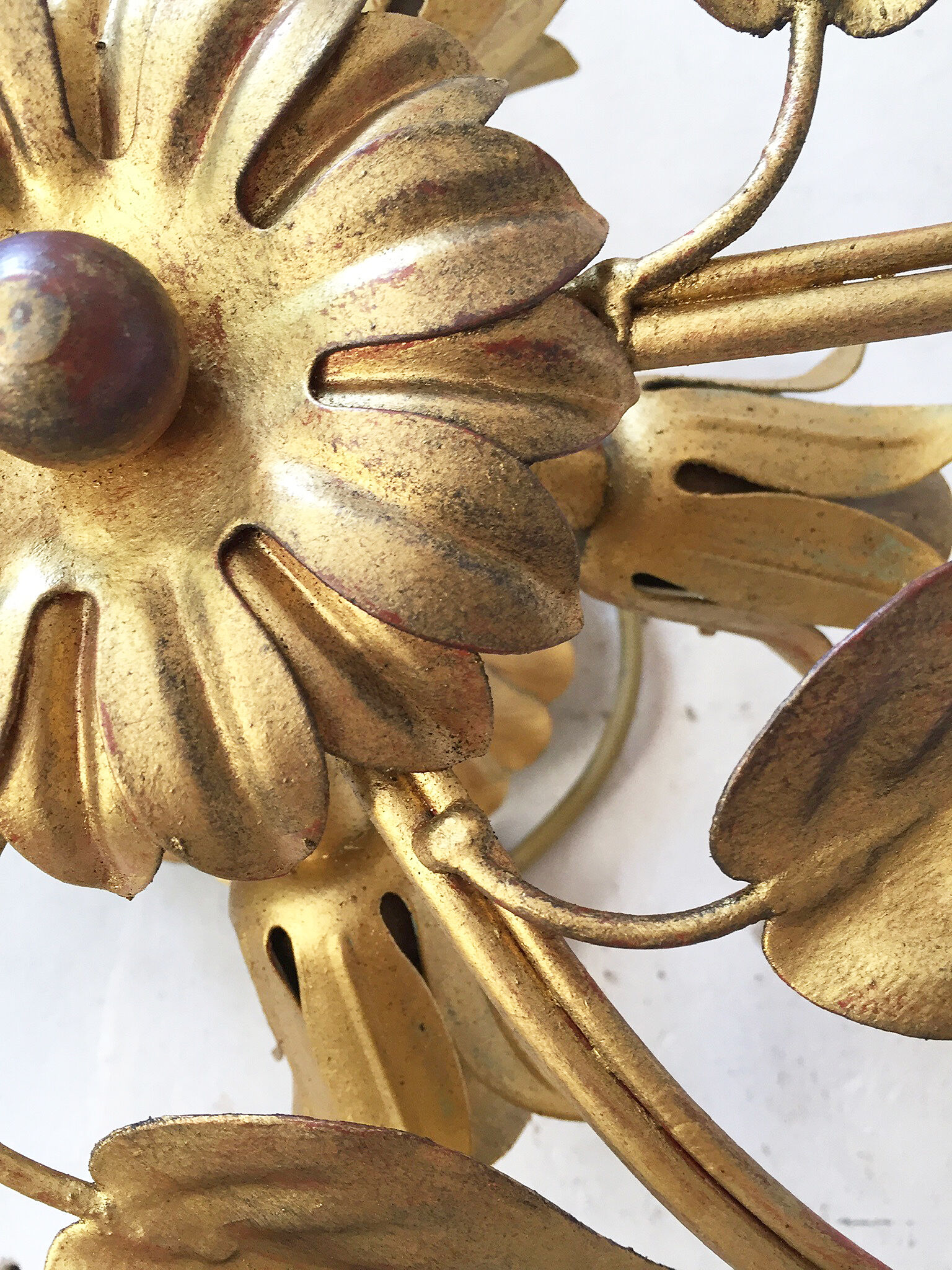 Flowery gold metal wall lamp