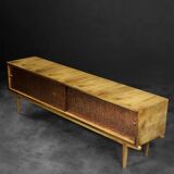Buffet en bouleau moderne scandinave du milieu du siècle avec relief en cuivre sur le devant, années 1960