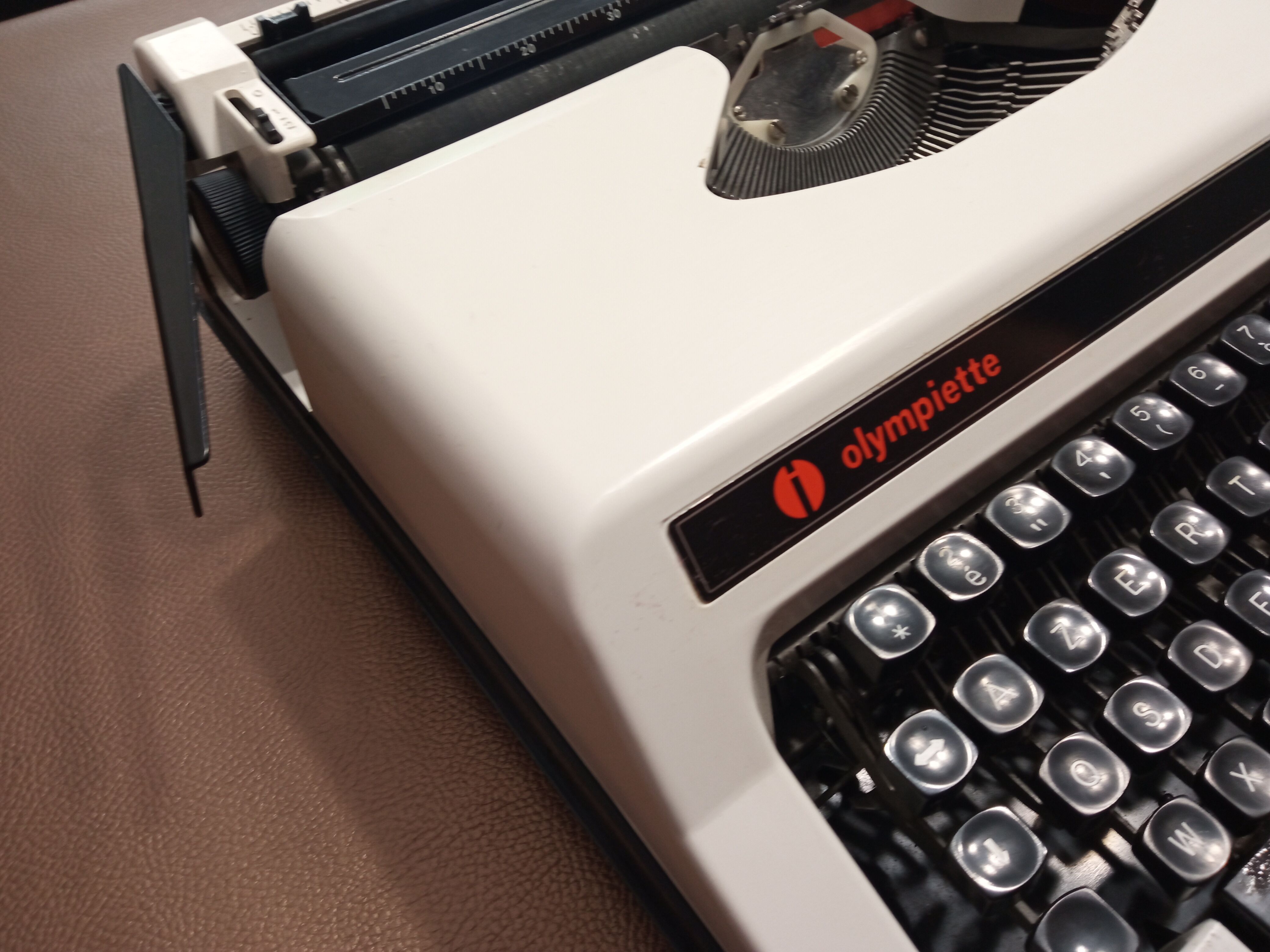 Luxury Olympiette Portable Typewriter White