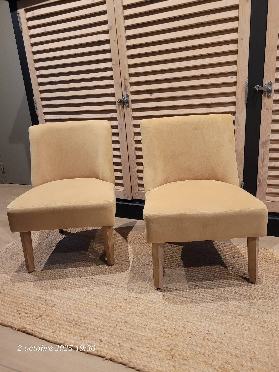 Paire de petits fauteuils d'appoint jaunes