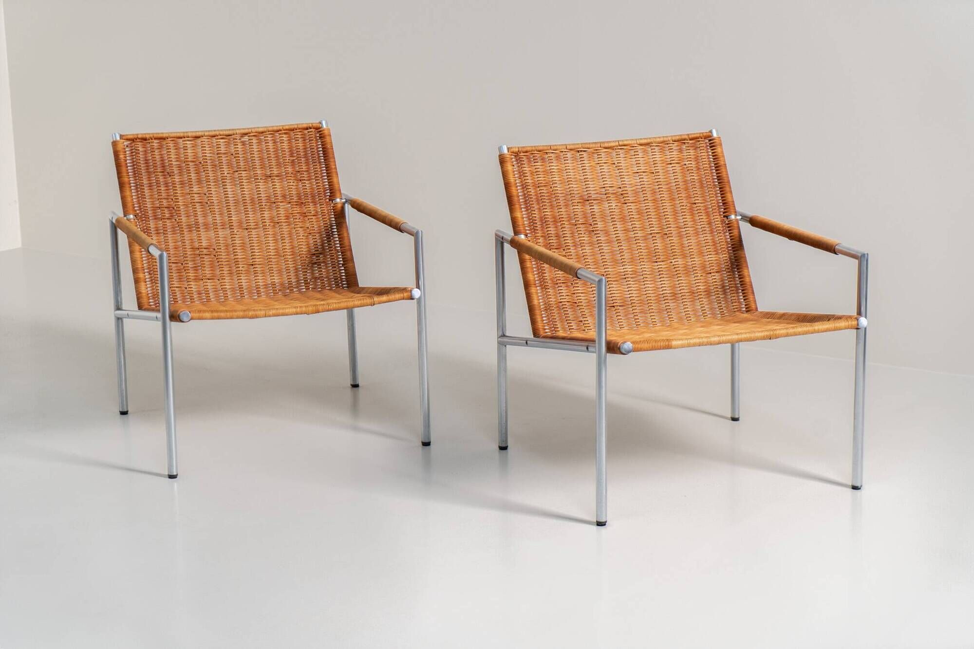 Early pair of modernist “SZ01” arm chairs by Martin Visser for Spectrum