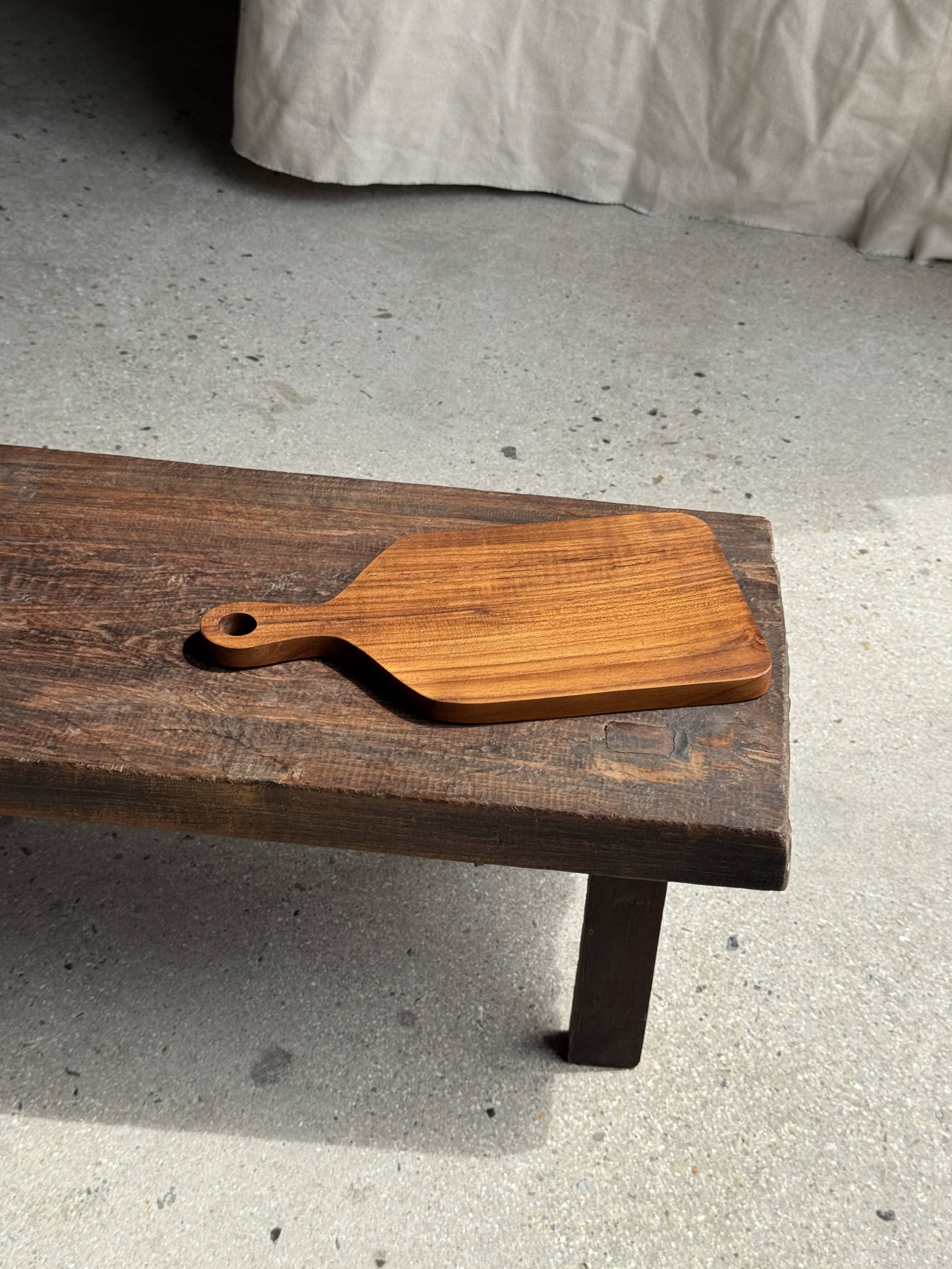 Rectangular solid teak chopping board with elongated handle 30x16.