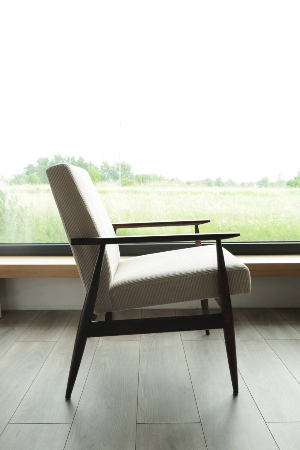 Fauteuil scandinave classique en velours côtelé beige, bois de noyer