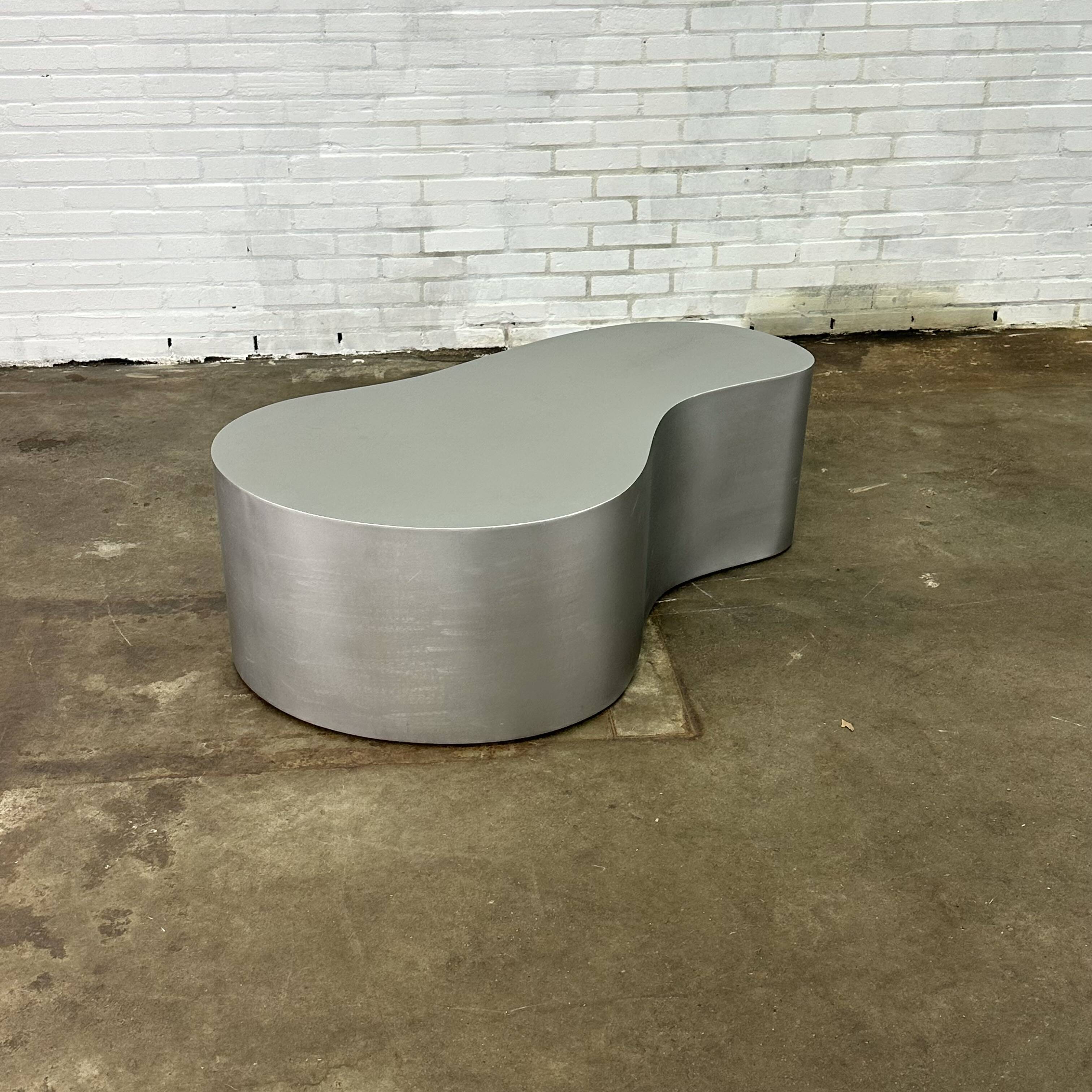 Table basse en acier inoxydable de forme organique